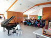 Elève qui joue du piano devant le public